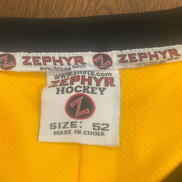 Iowa Hawkeyes Zephyr NCAA Hockey Jersey Fight Strap Mens Sz 52 - Picture 4 of 6